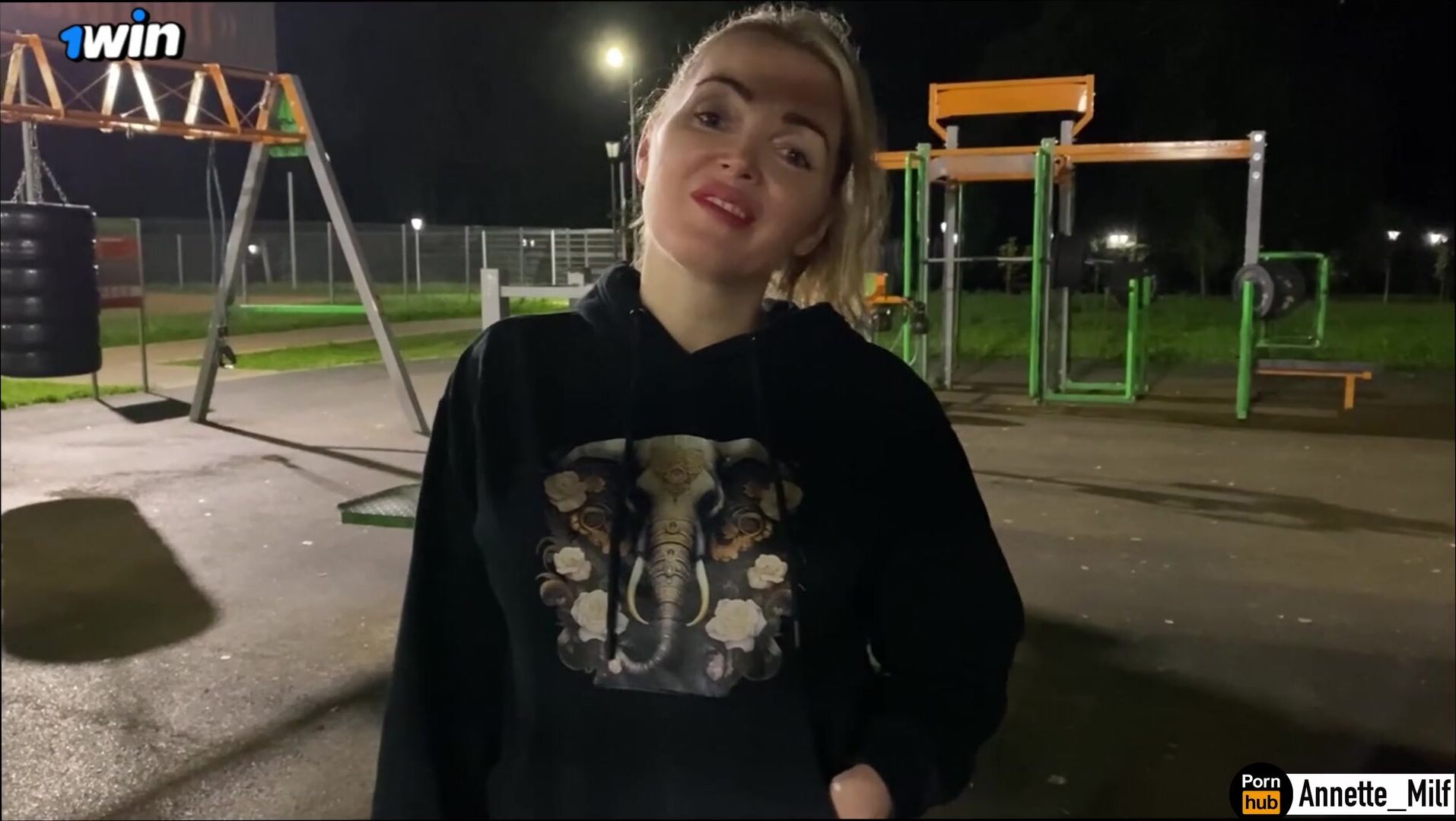 Познакомился с замужней милфой на улице и развел ее на измену